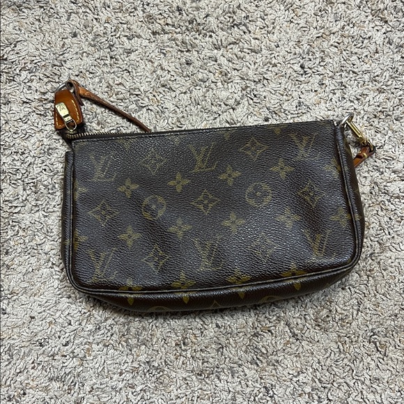 Louis Vuitton Handbags - 3374 LV pochette, Details Given During Live Selling As Is